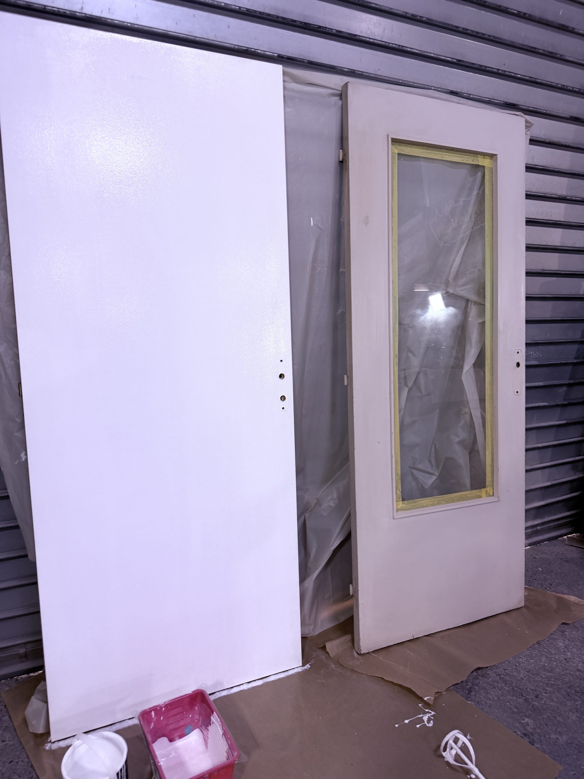 Porte du labo peinture repeinte