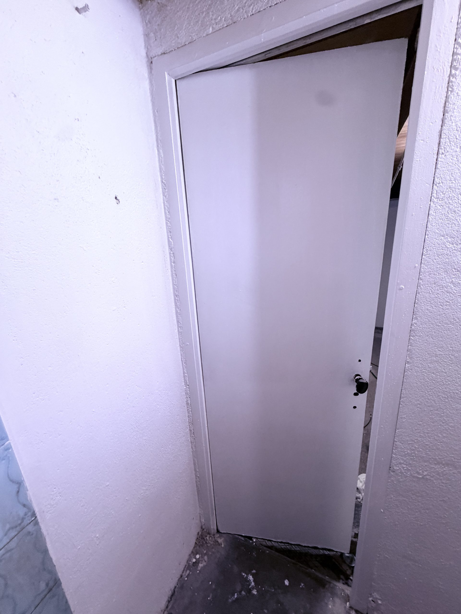 Porte des toilettes repeinte