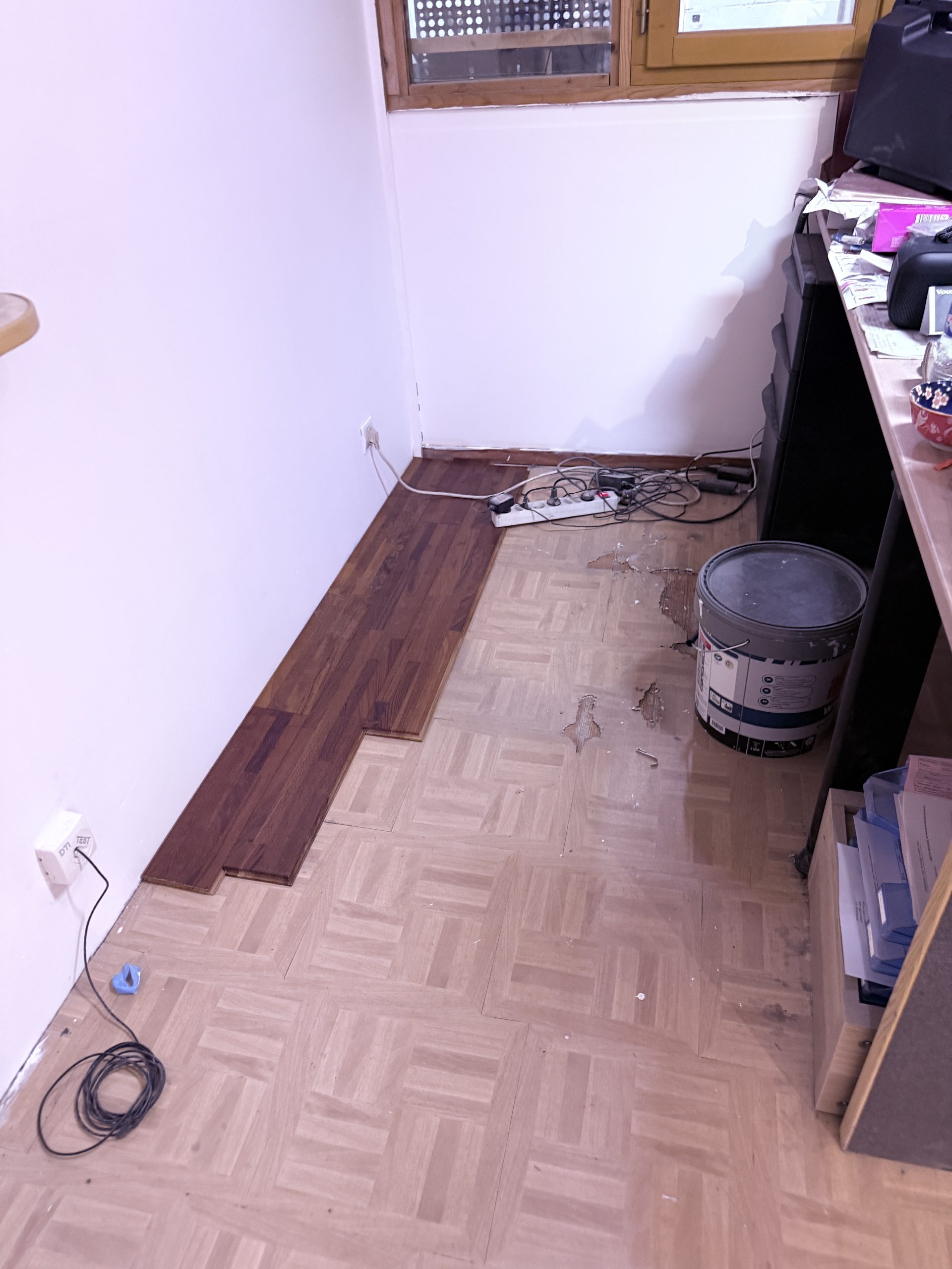 Début de la pose du parquet côté bureau