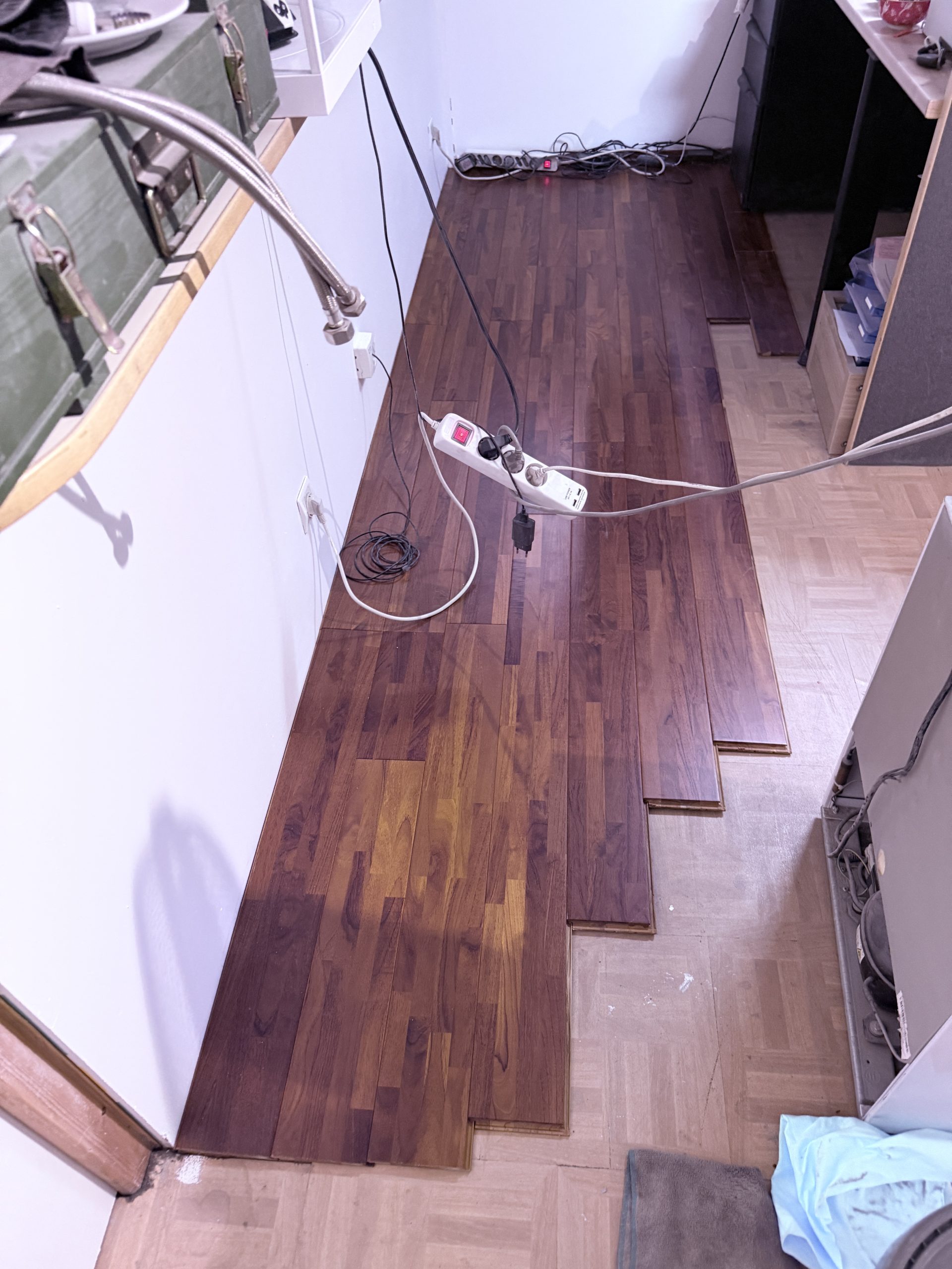 Pose des lames de parquet dans le bureau