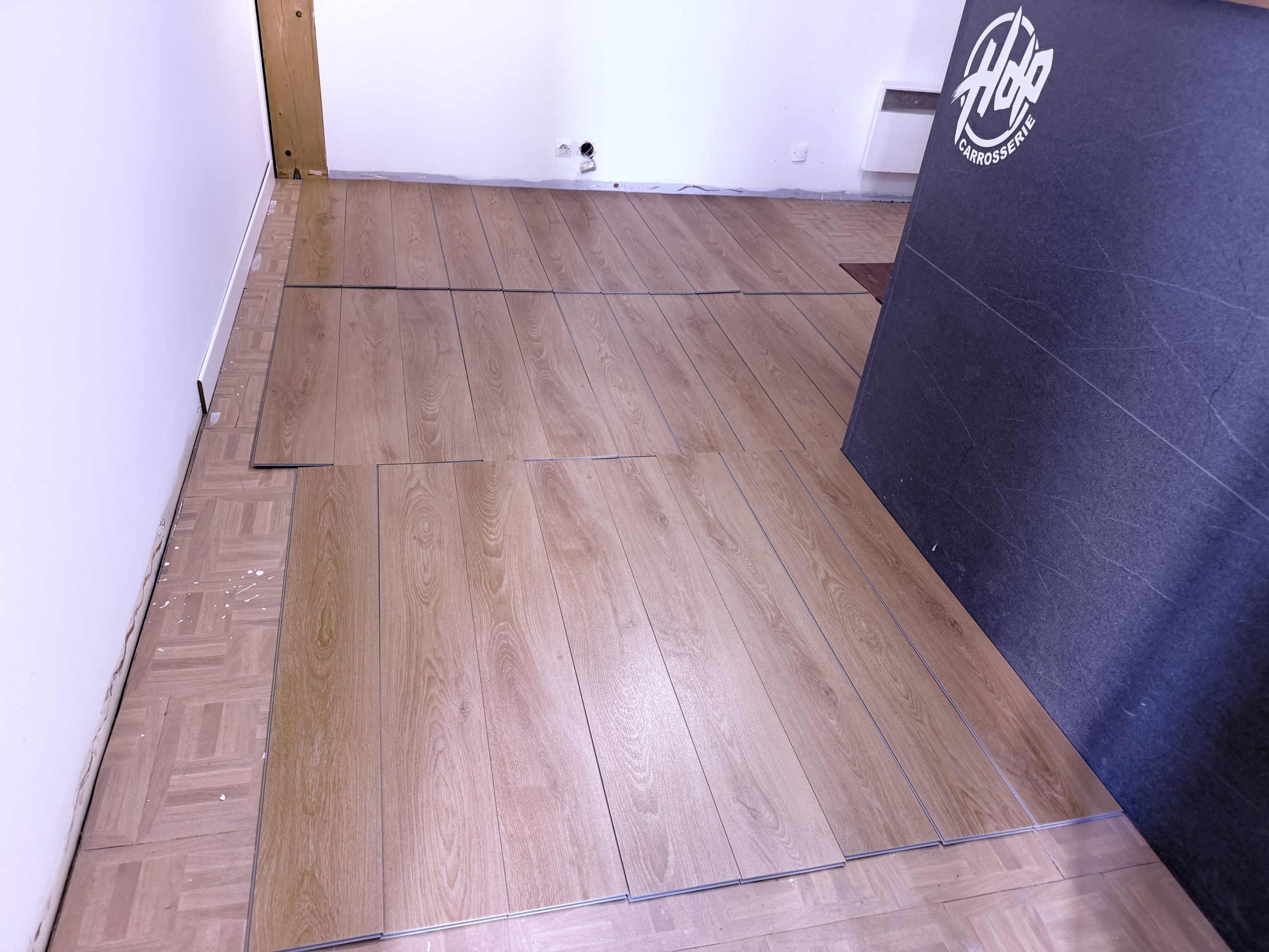 Positionnement des lames de parquet côté accueil