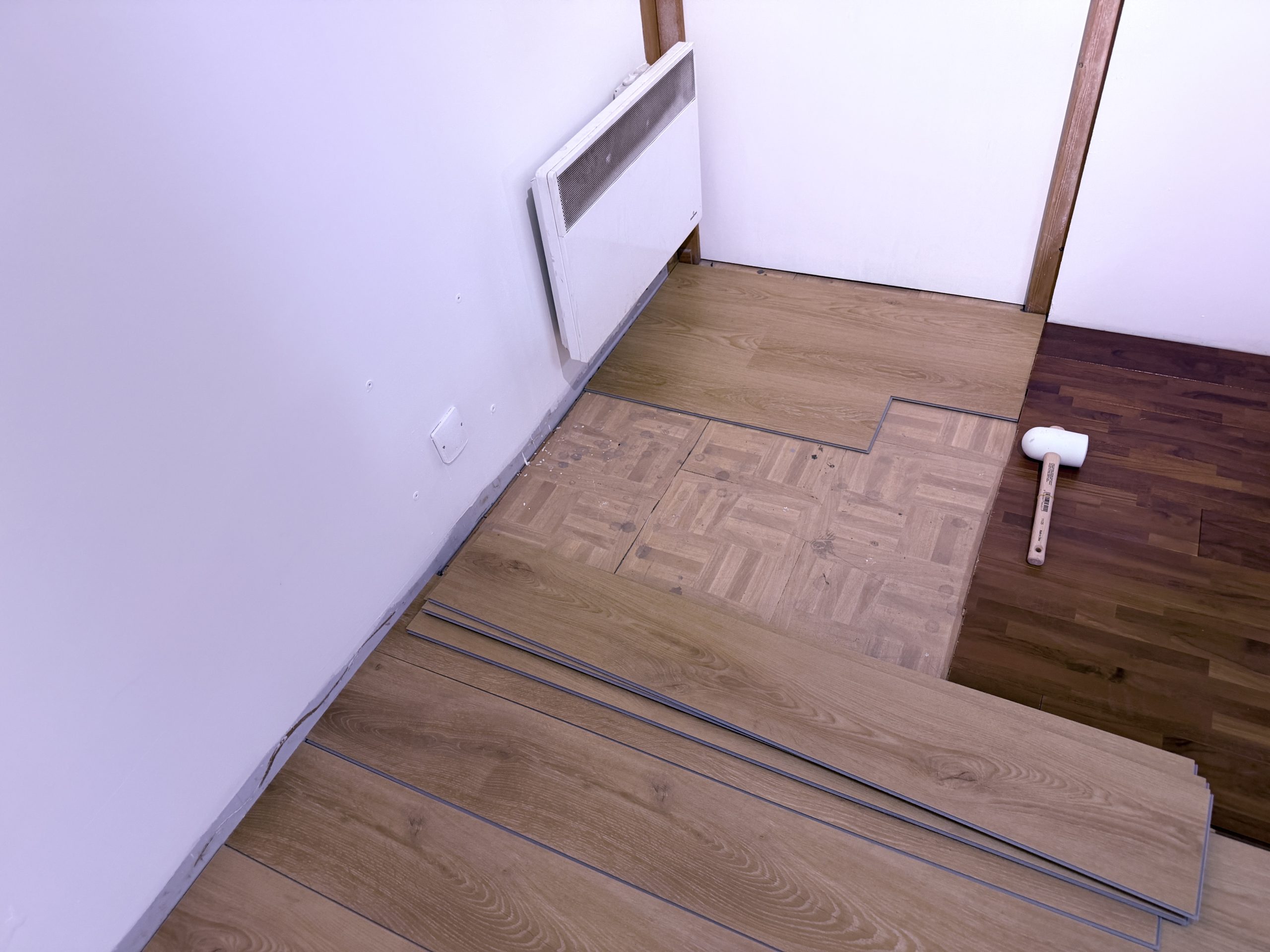 Pose du parquet de la zone accueil