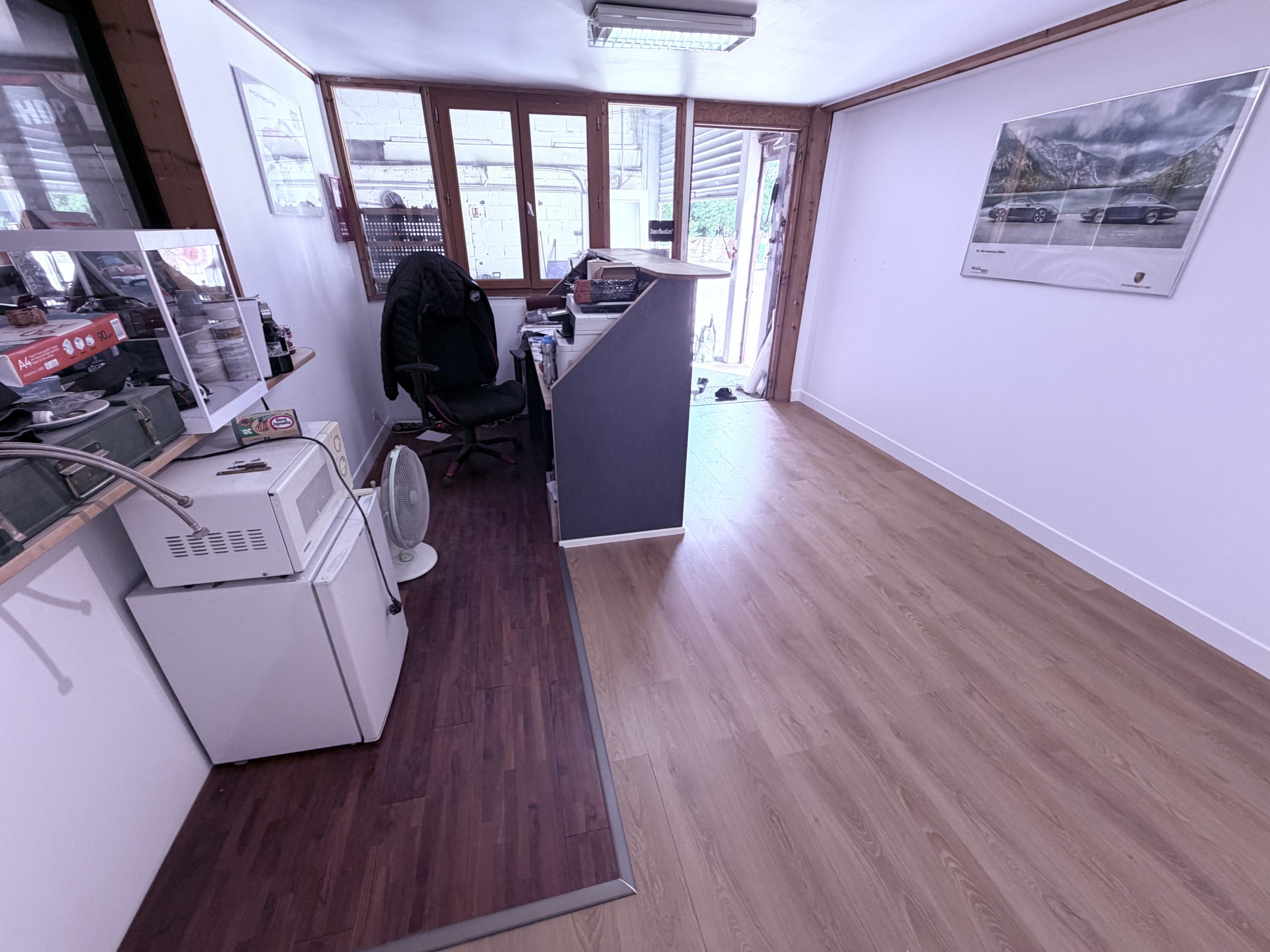 Bureau rénové avec parquet et peinture blanche