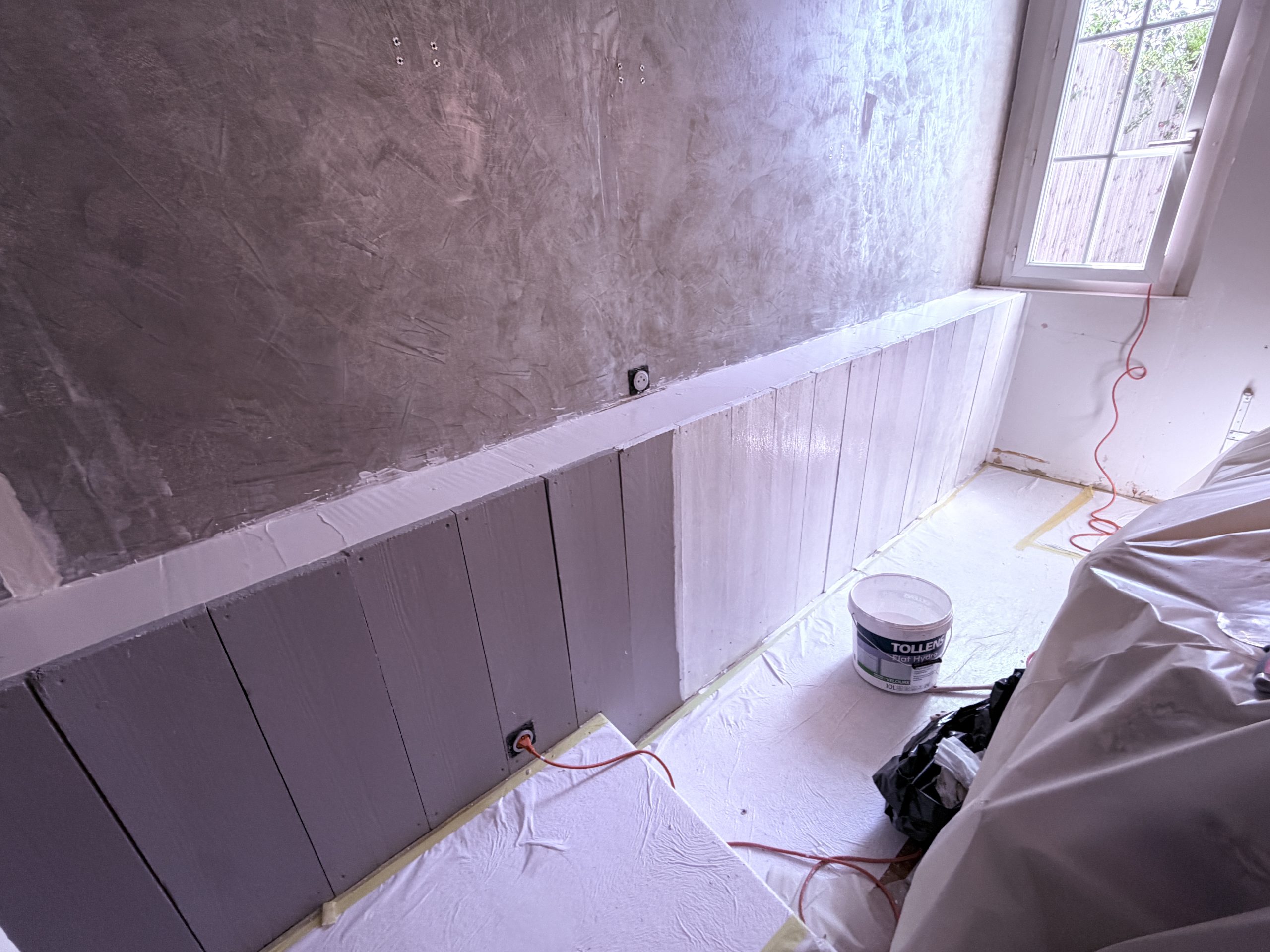 Peinture du lambris brut en blanc velours