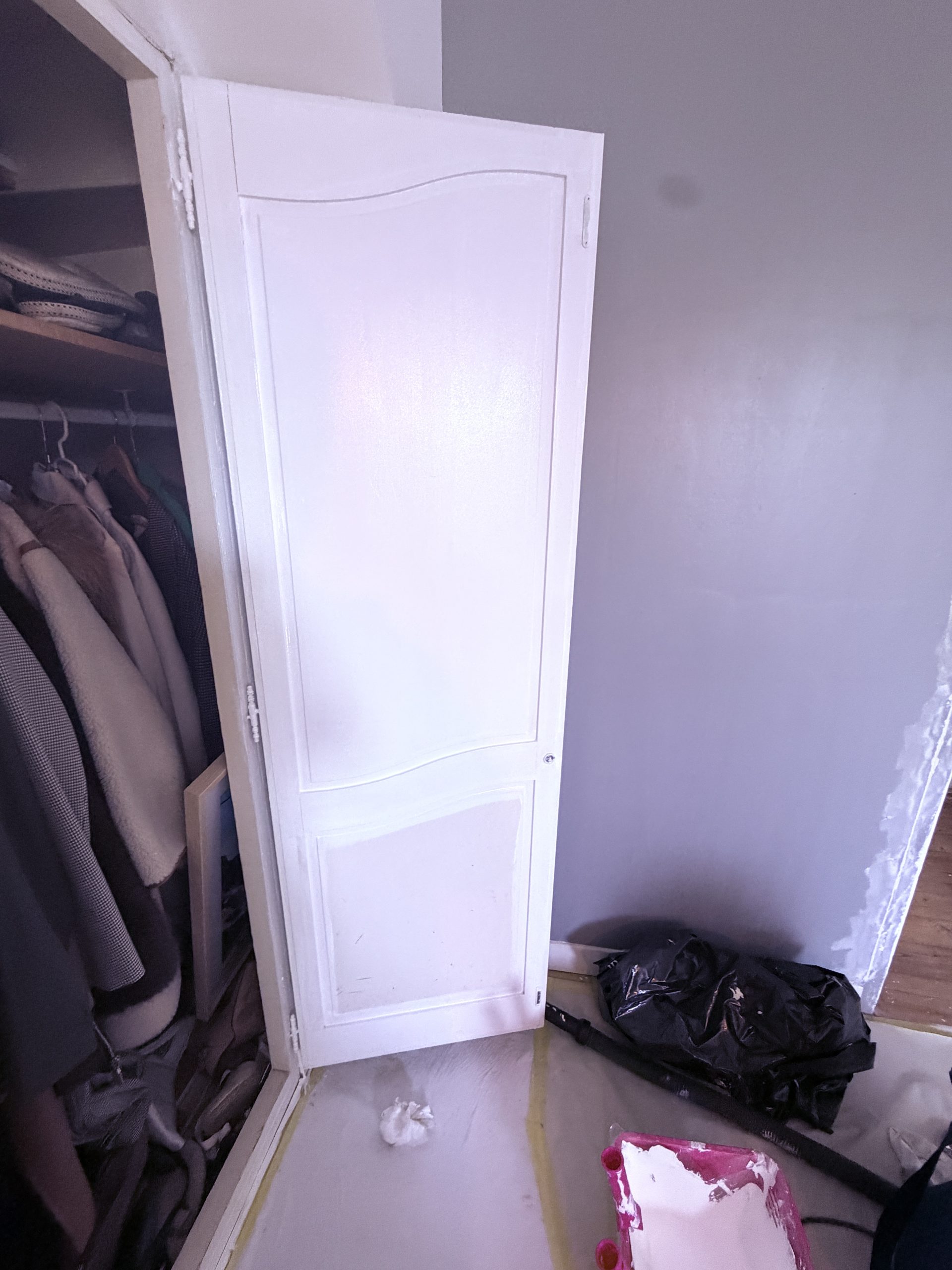Porte de placard repeinte en blanc velours