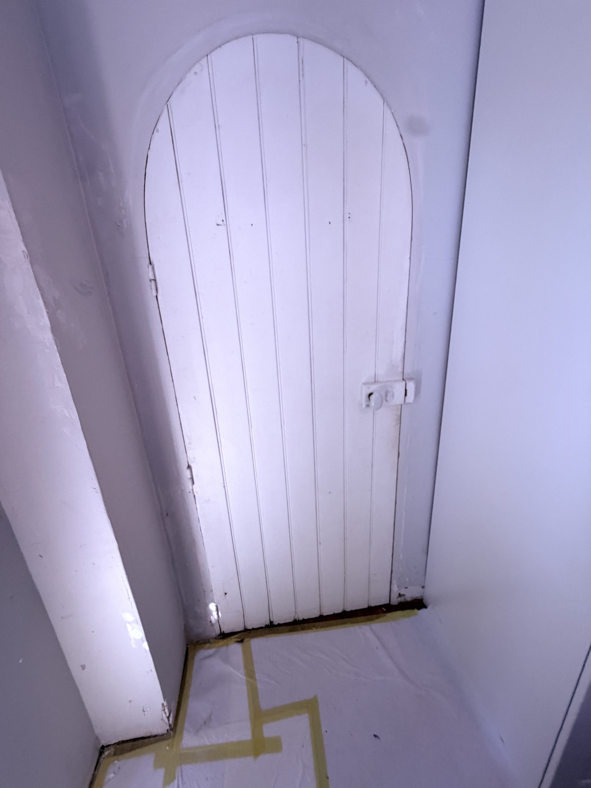 Porte cintrée repeinte vue de face
