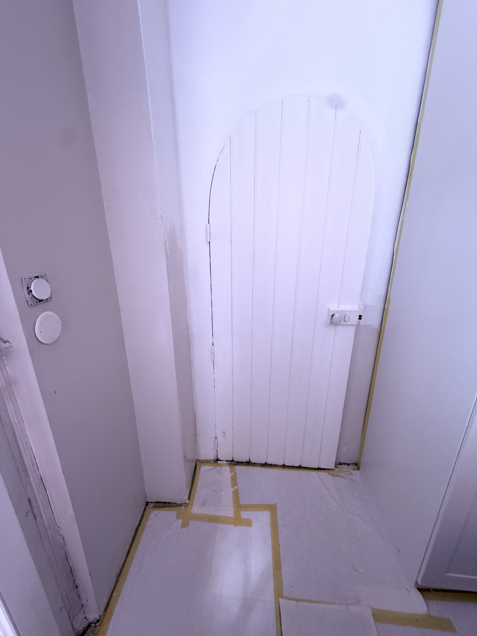 Porte cintrée blanche dans le dégagement