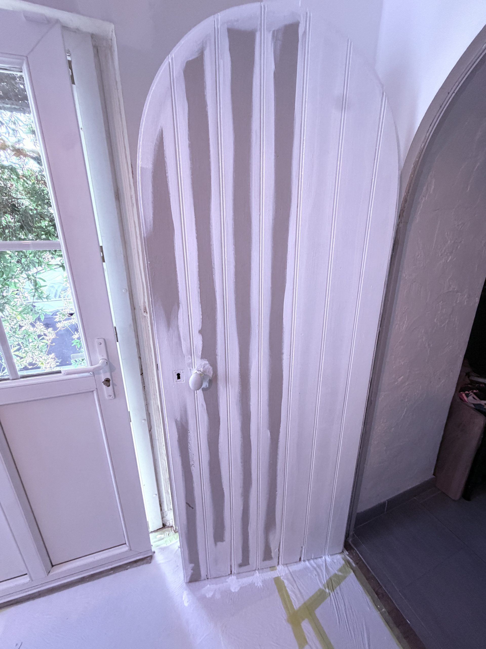 Porte cintrée en lambris — première couche de peinture