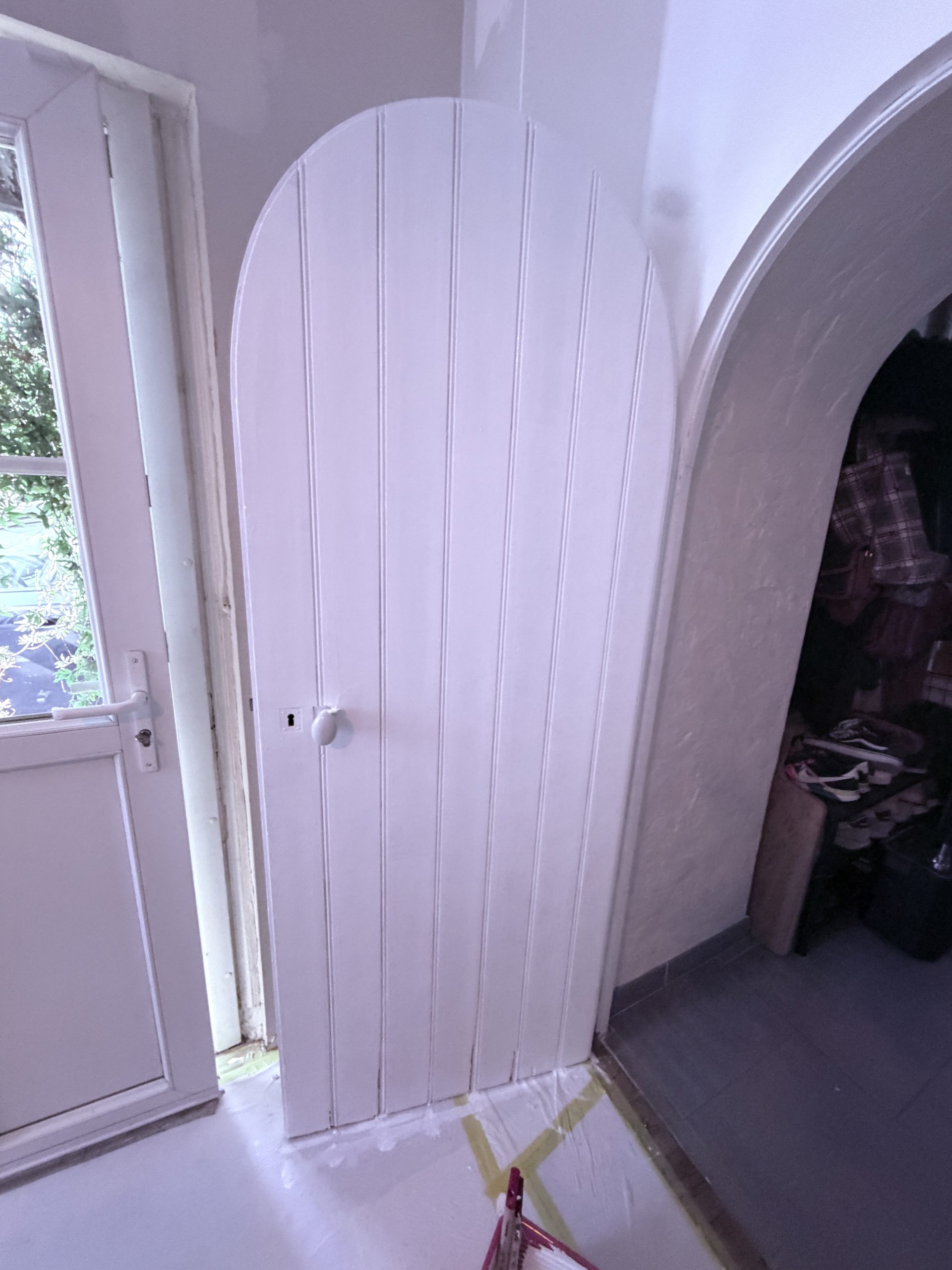 Porte cintrée en cours de finition