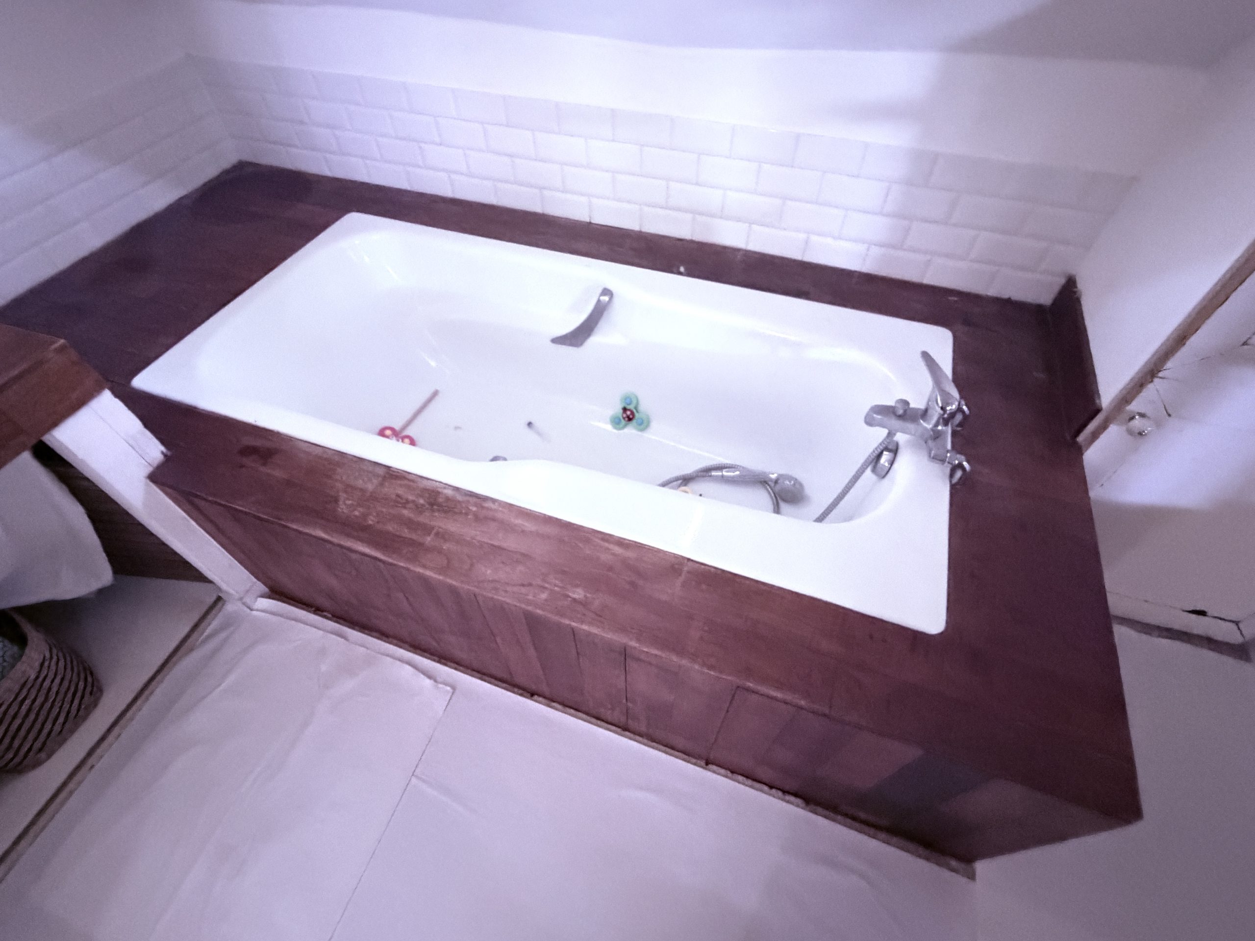 Bâti bois de la baignoire avant travaux