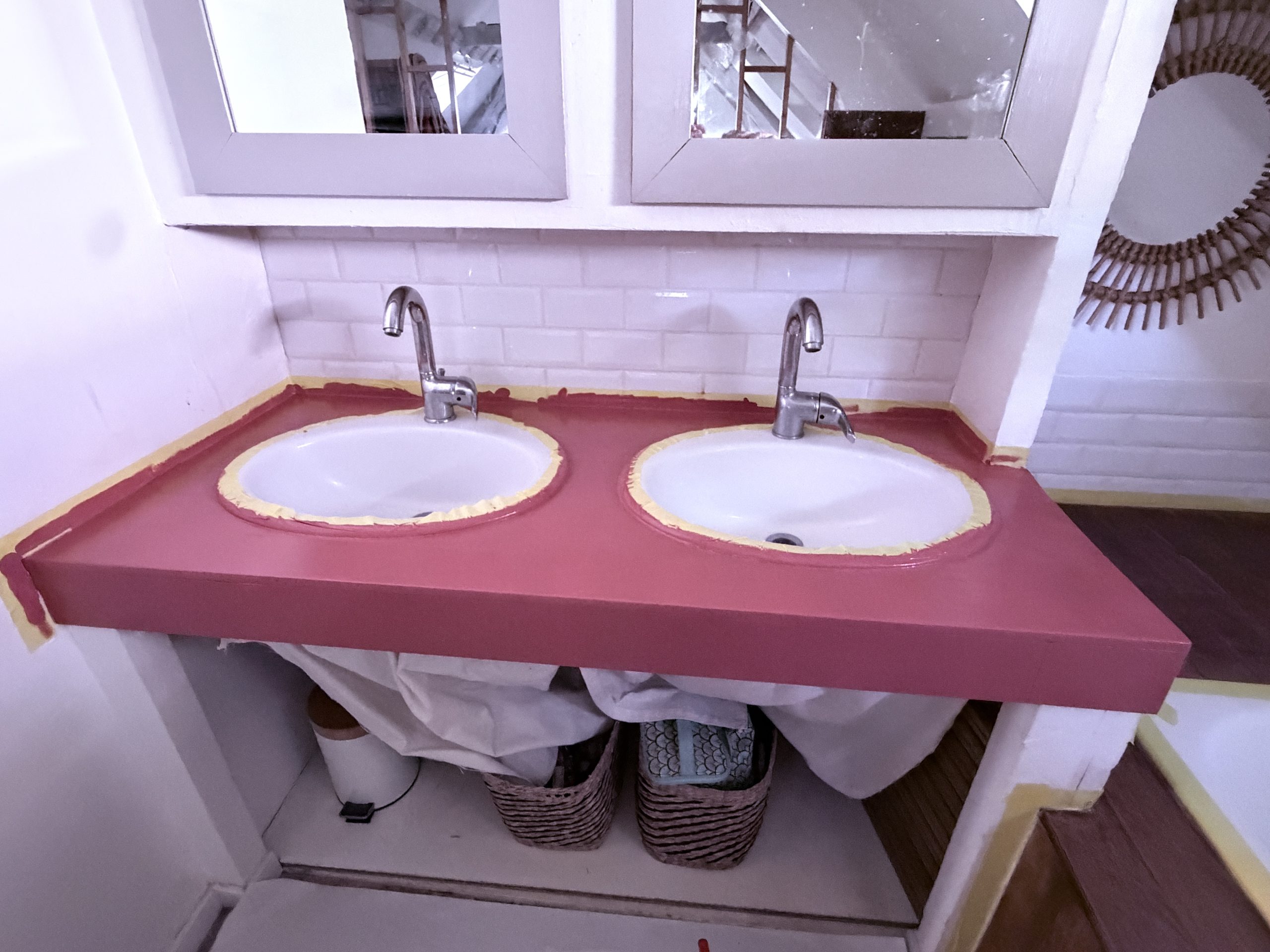 Application de la résine Terra Cotta sur le bâti bois