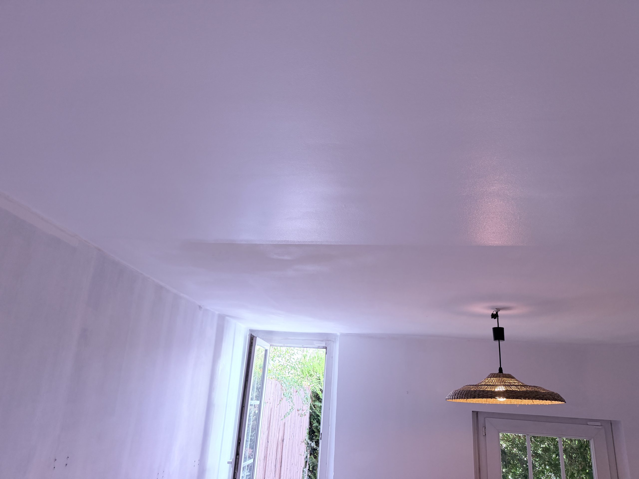 Peinture du plafond en blanc velours