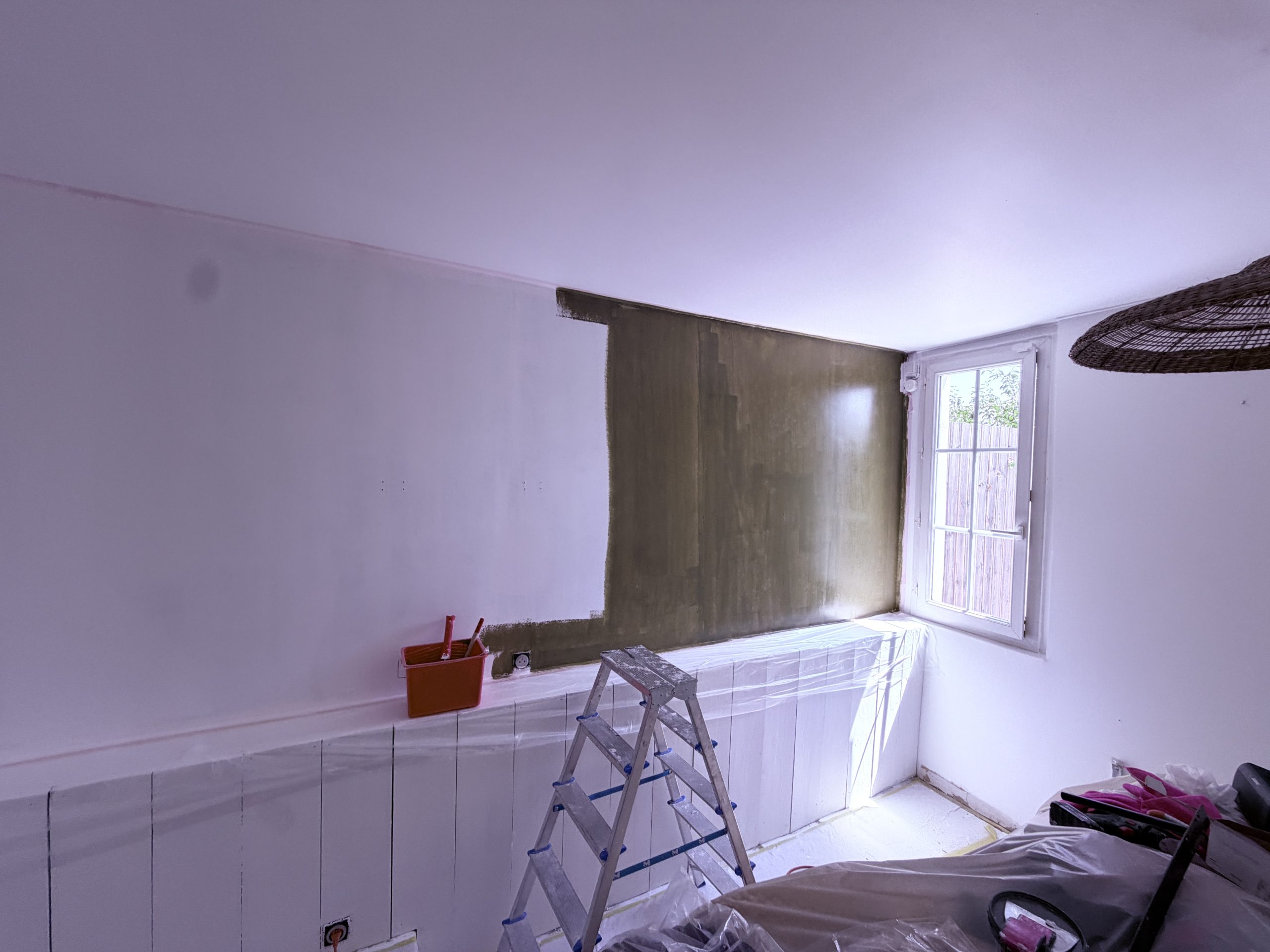 Application de la peinture de couleur sur le mur d'accent