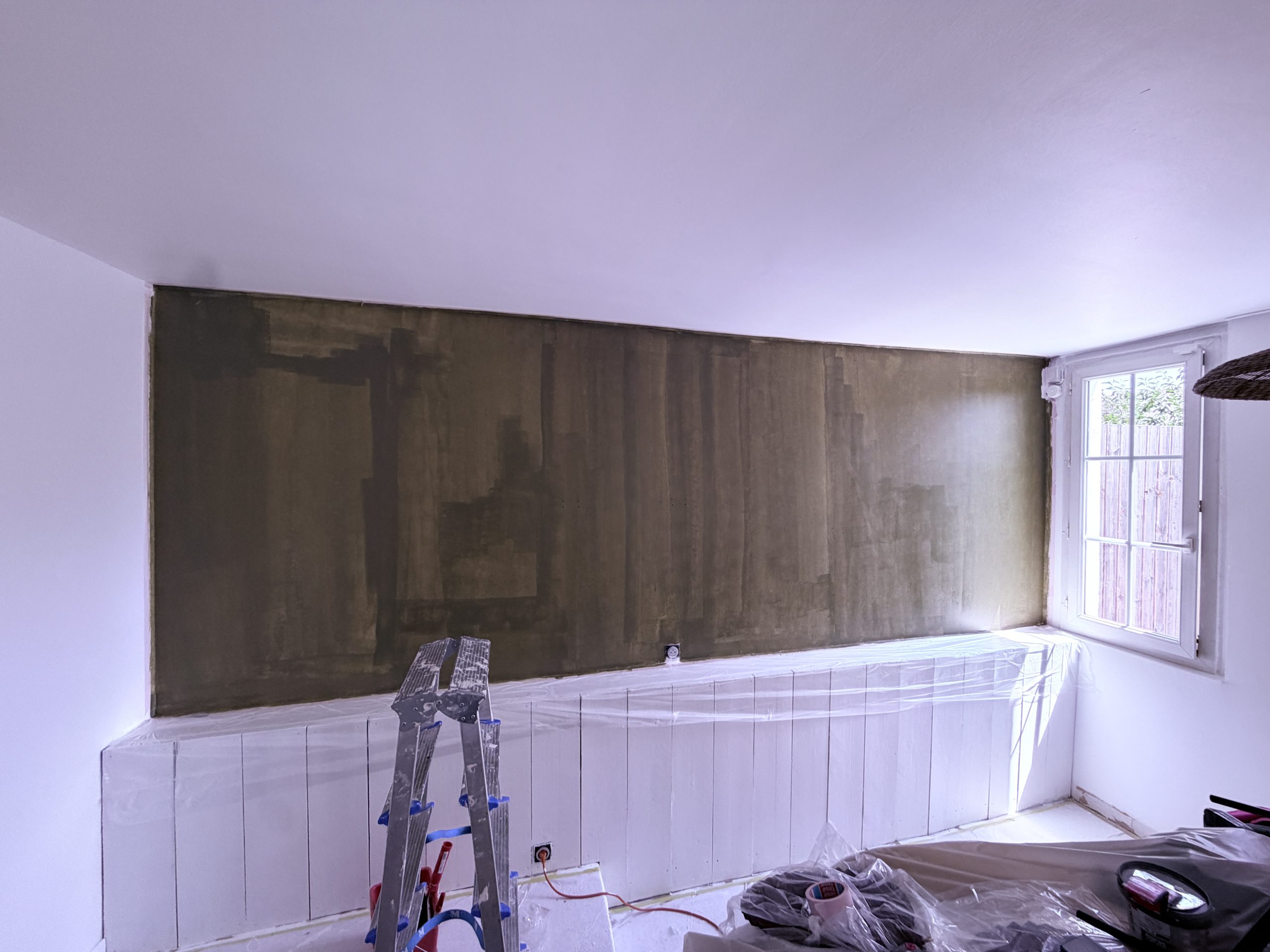 Mur de couleur en cours de peinture