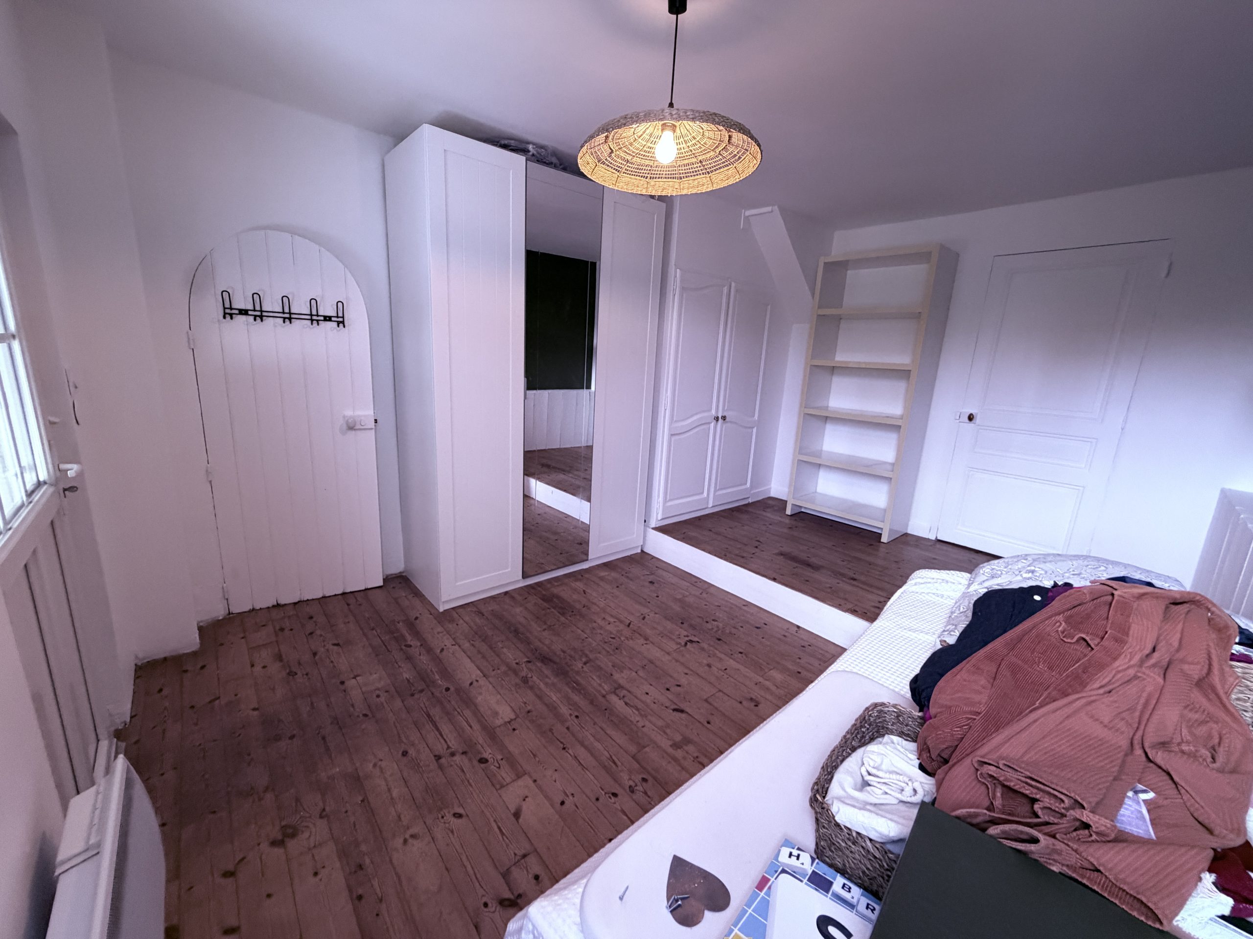 Étagères reposées sur le mur de couleur