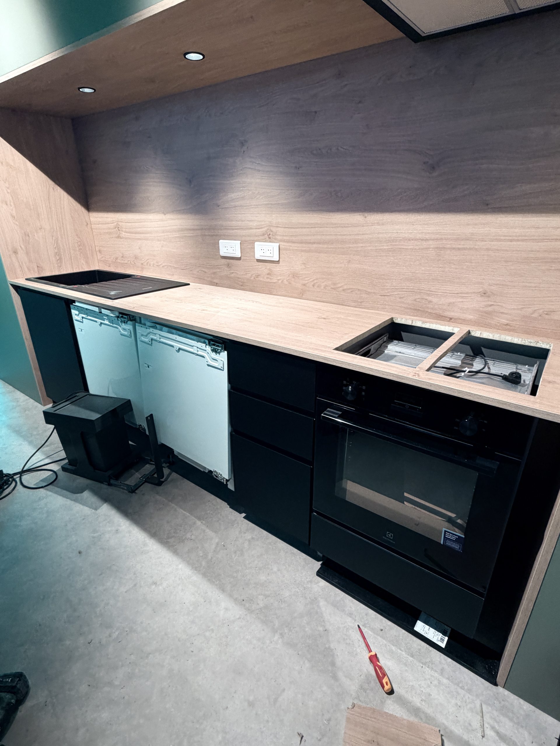 Encastrement du lave-vaisselle et découpe pour la plaque de cuisson