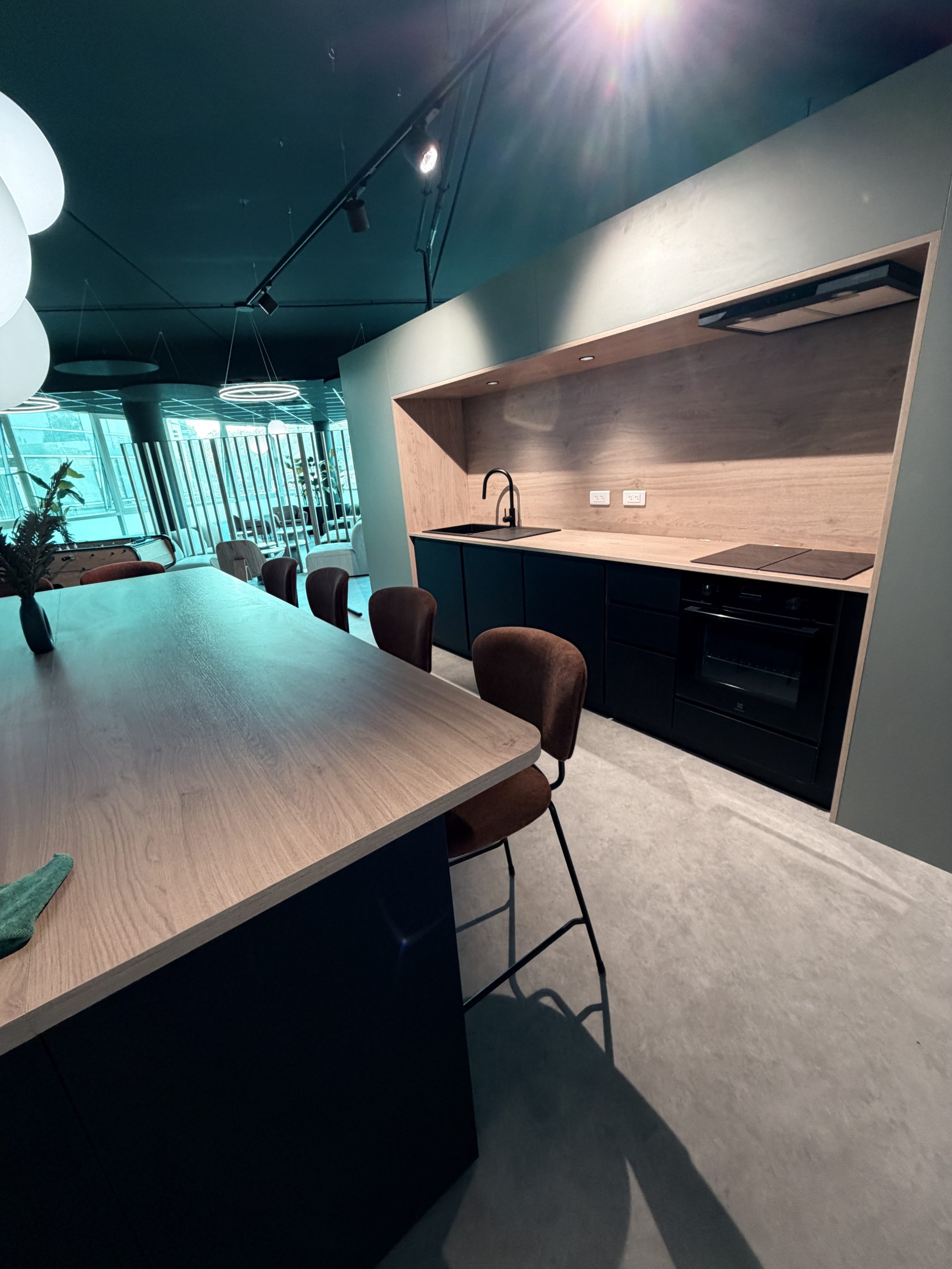 Vue d'ensemble de la cuisine terminée avec l'espace repas