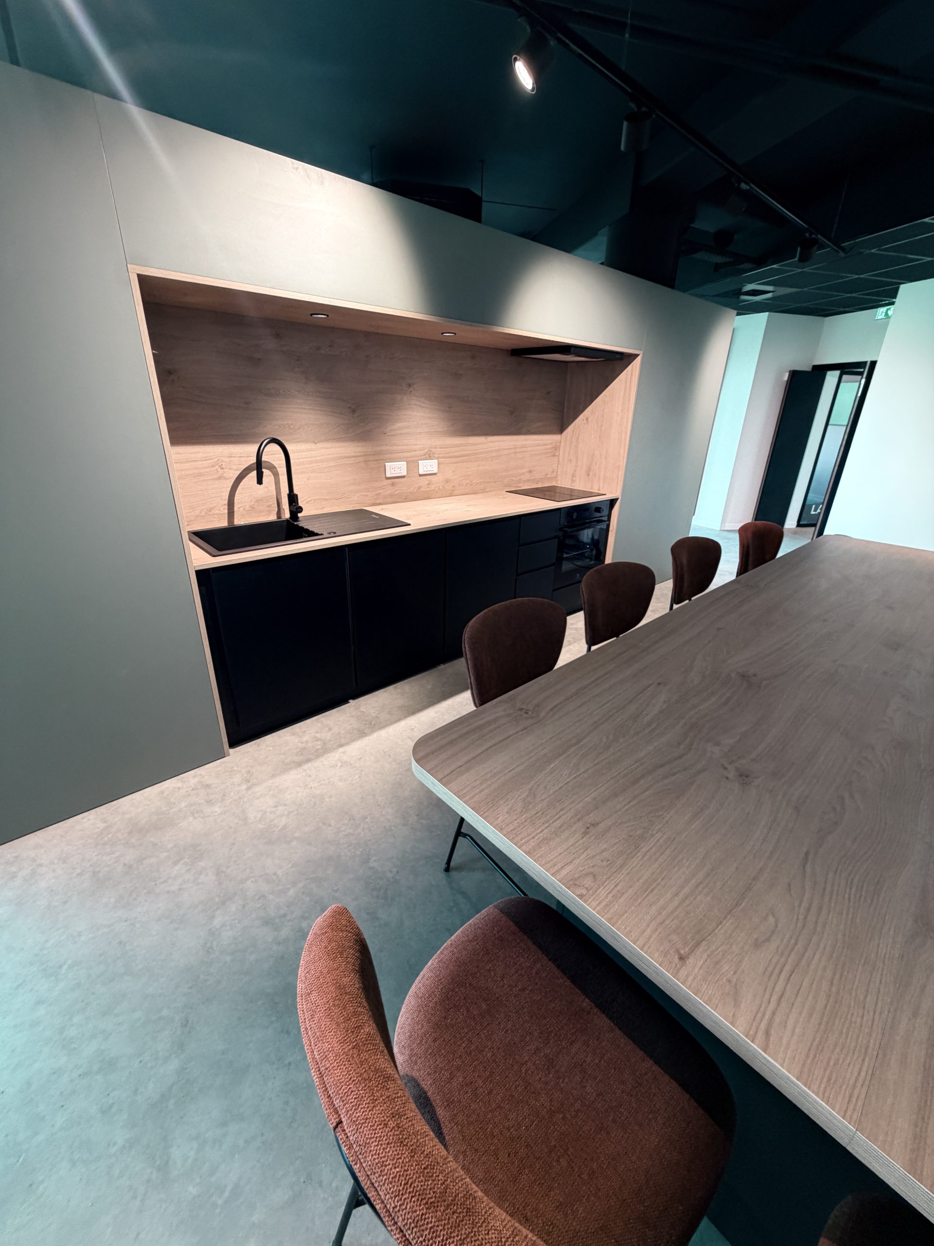 Cuisine et espace repas du centre de formation, chantier terminé