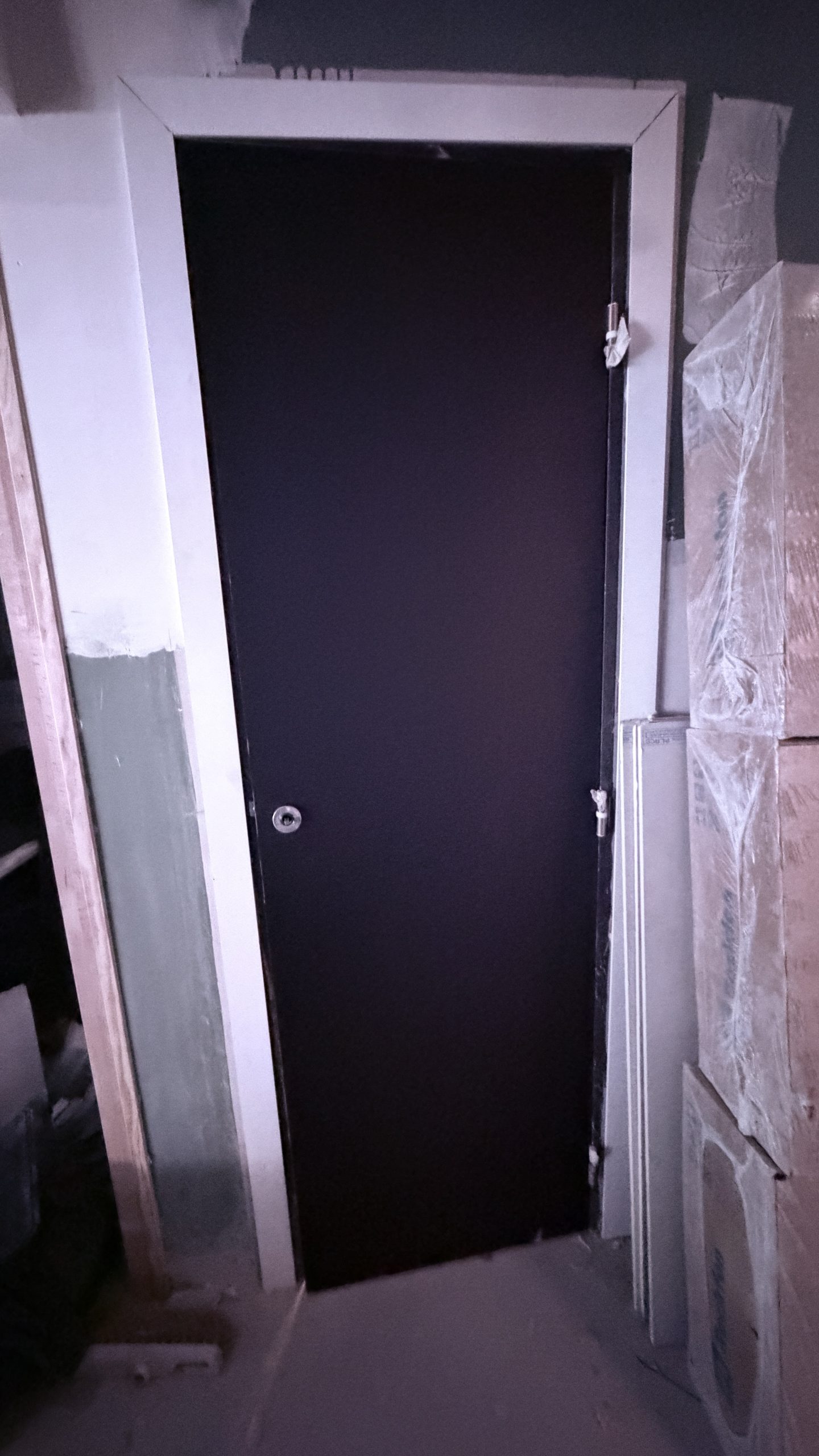 Porte simple après covering, finition noir mat