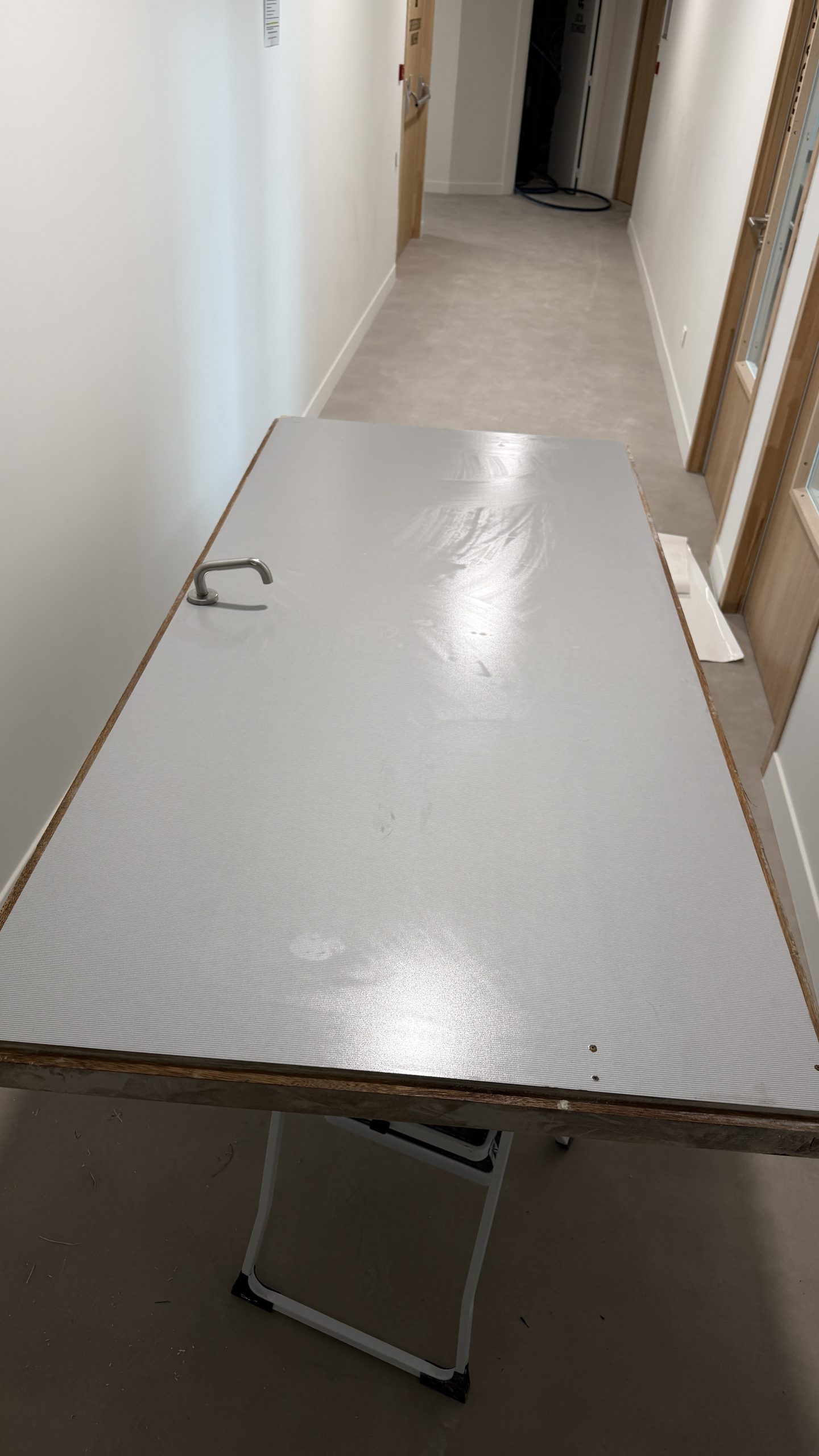 Application du covering sur une porte de sécurité coupe-feu