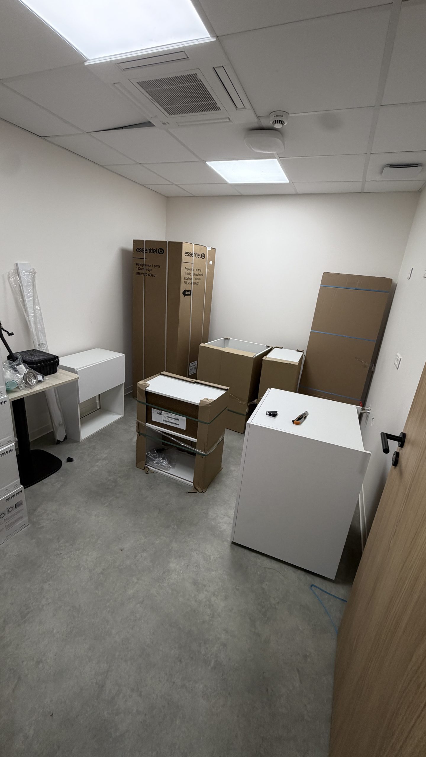 Espace avant installation, caissons encore en carton