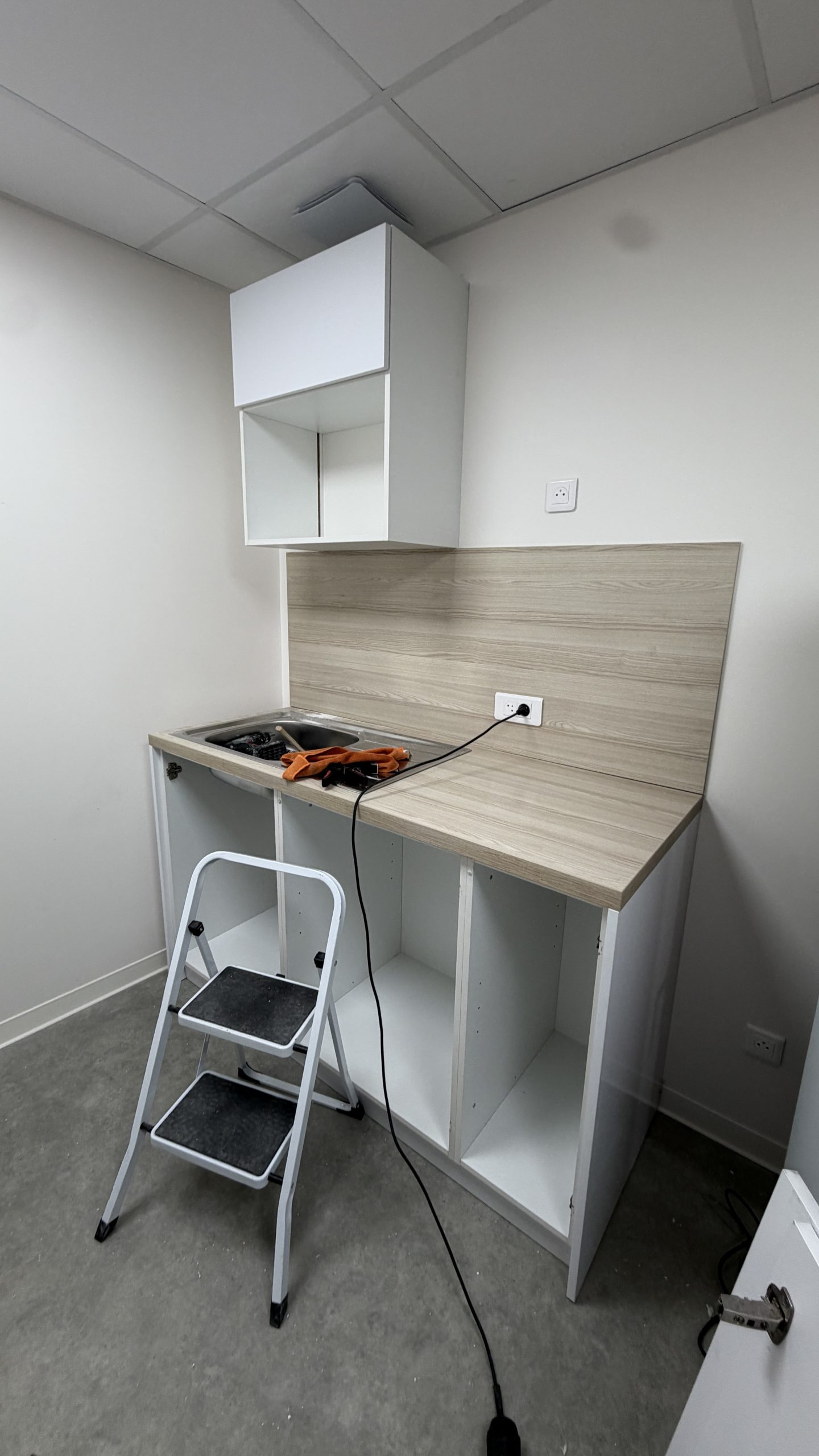 Pose des meubles hauts en cours