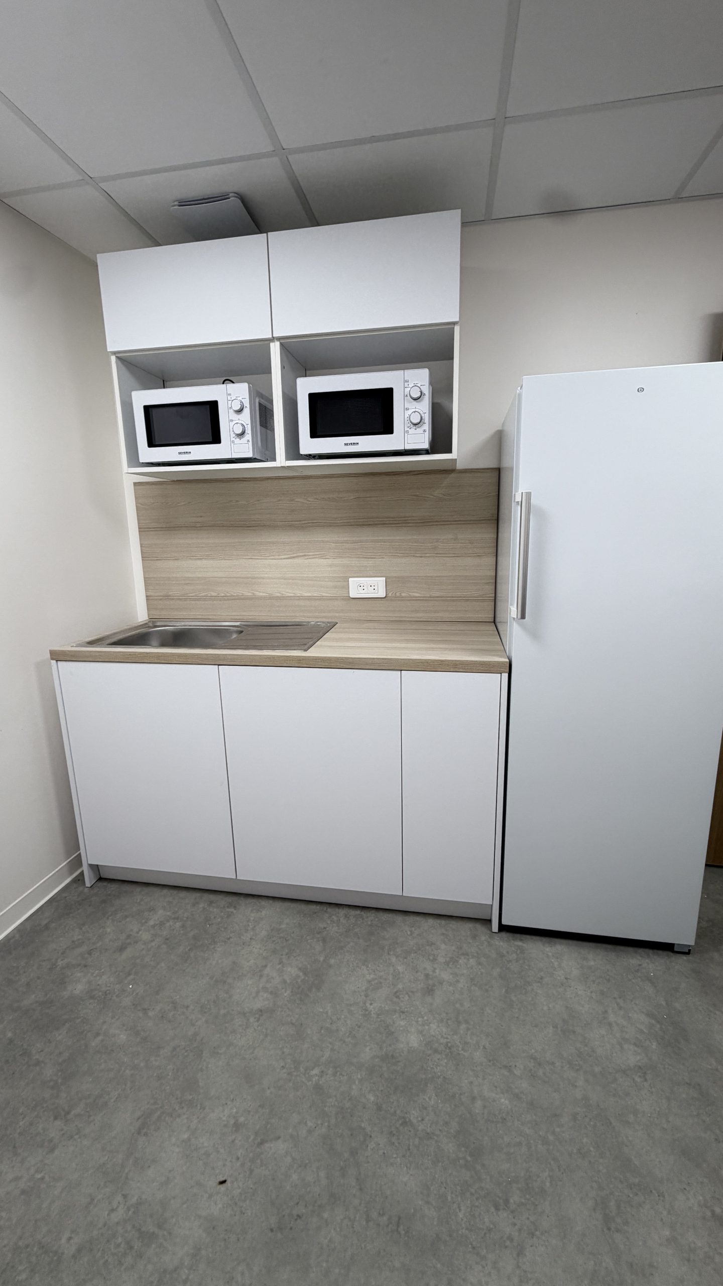 Cuisine 1 quasiment terminée, réfrigérateur intégré