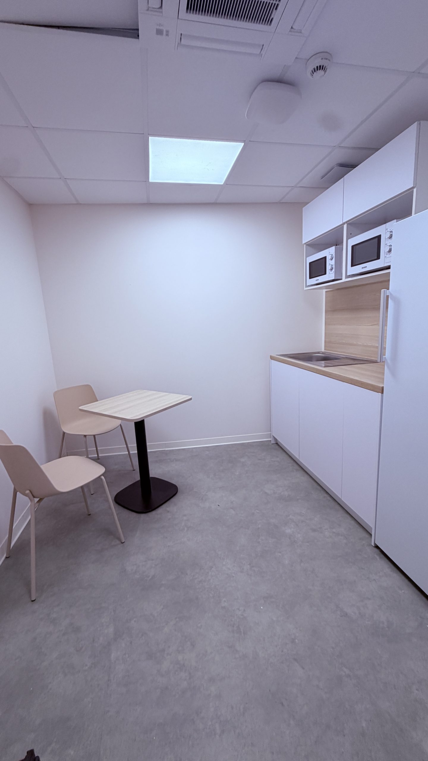 Espace détente-repas terminé avec table et chaises