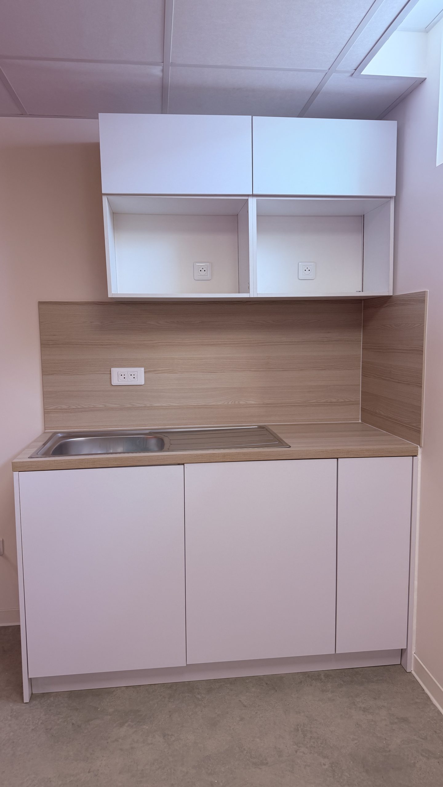 Cuisine 2 avec meubles fermés, finitions en cours