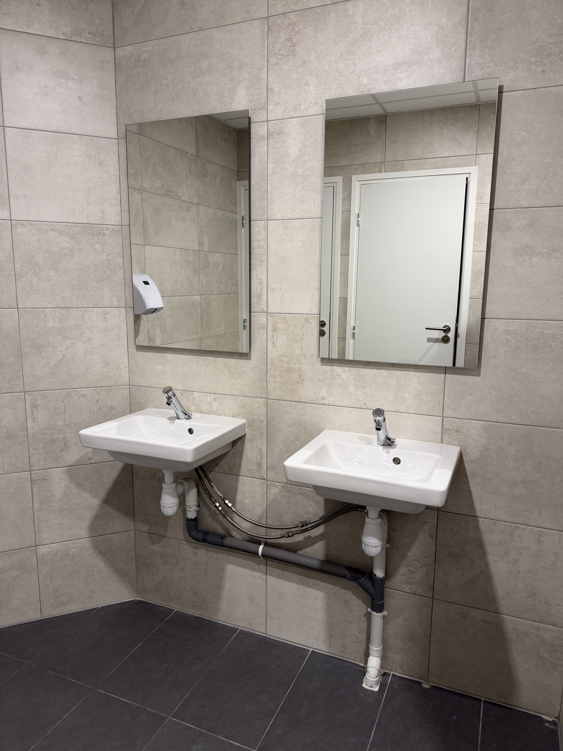 Sous-vasques avant habillage, sanitaire 2