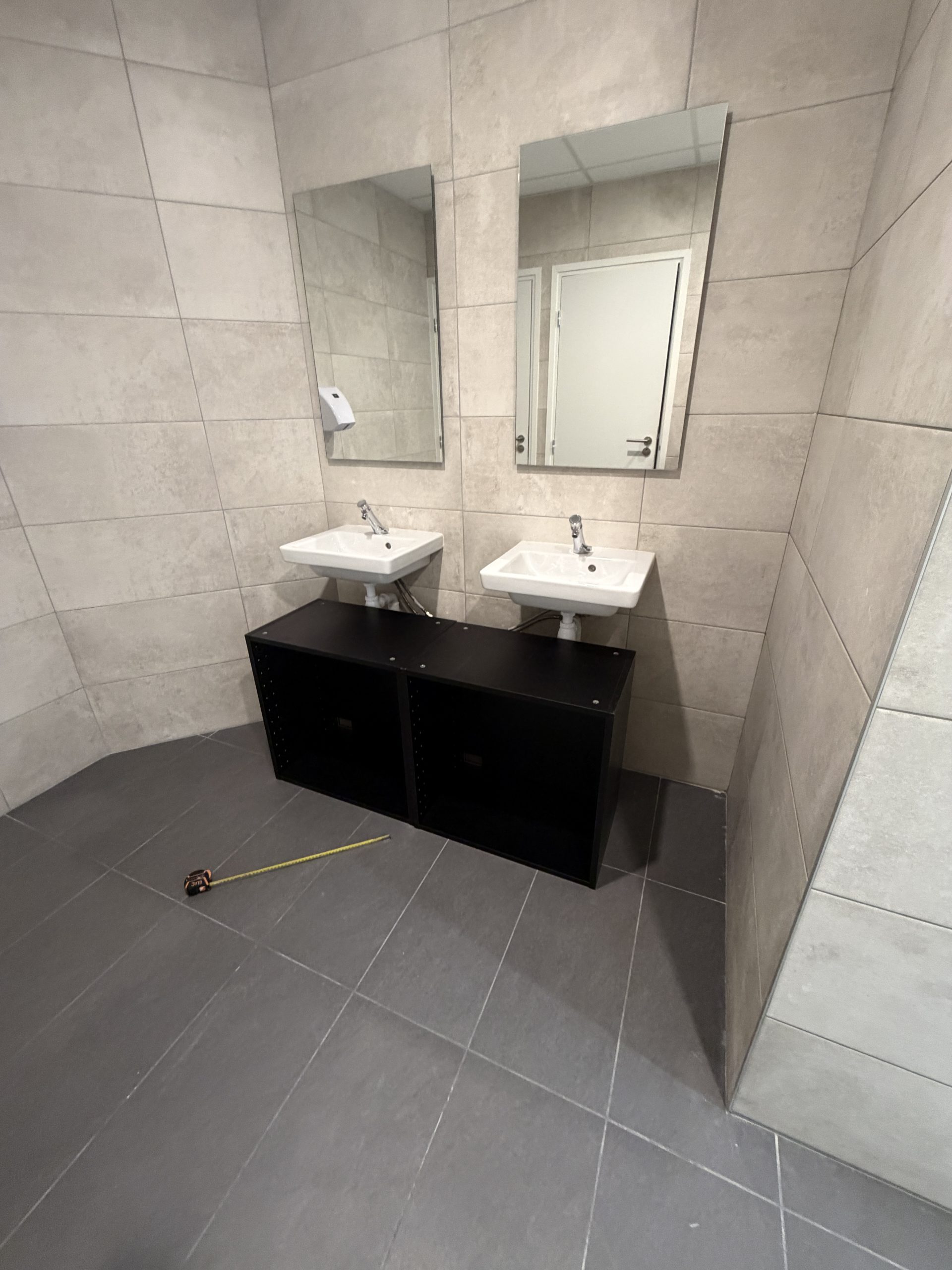 Ajustement des meubles sous les lavabos, sanitaire 2