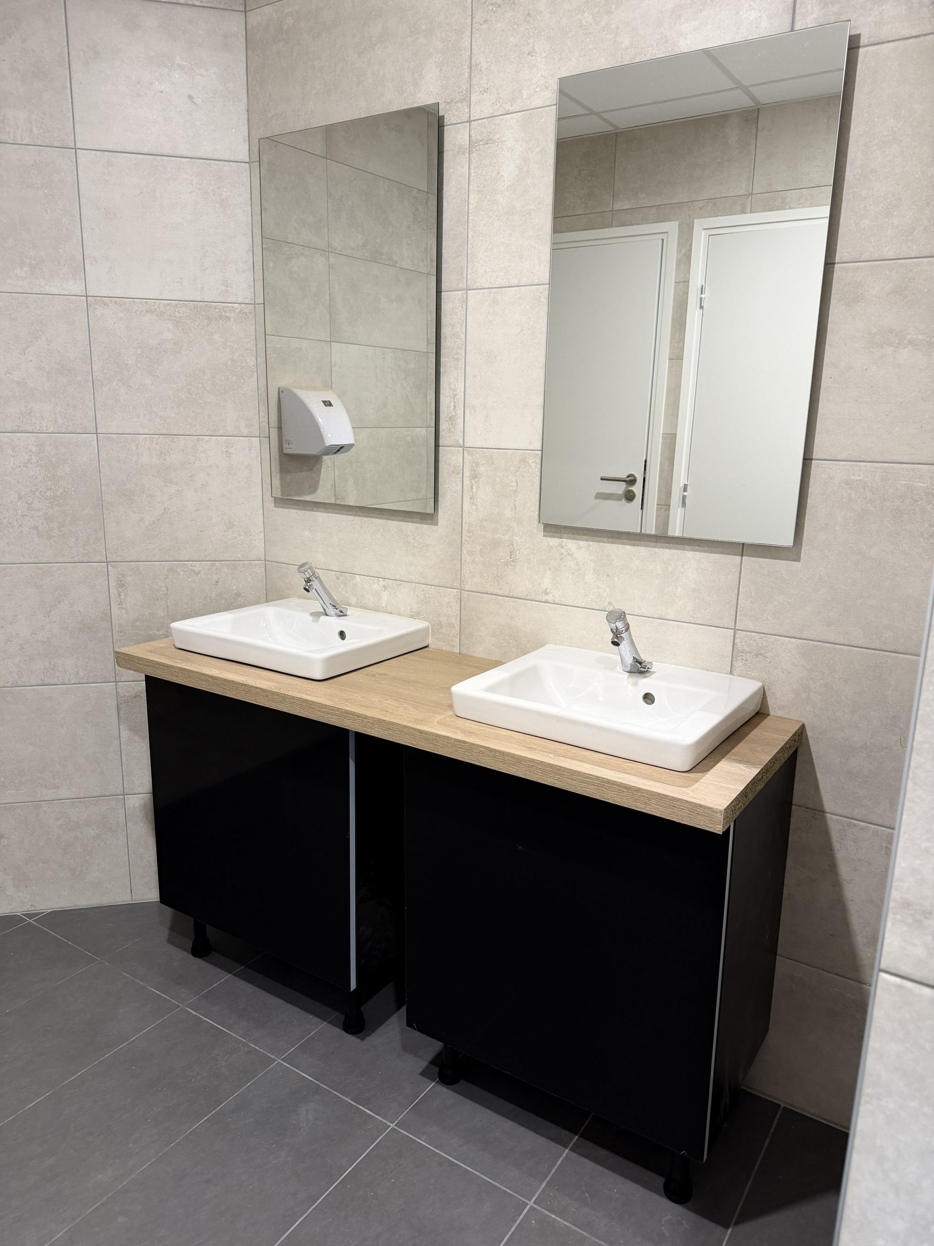 Sanitaire 2 avec plan de travail sur-mesure posé
