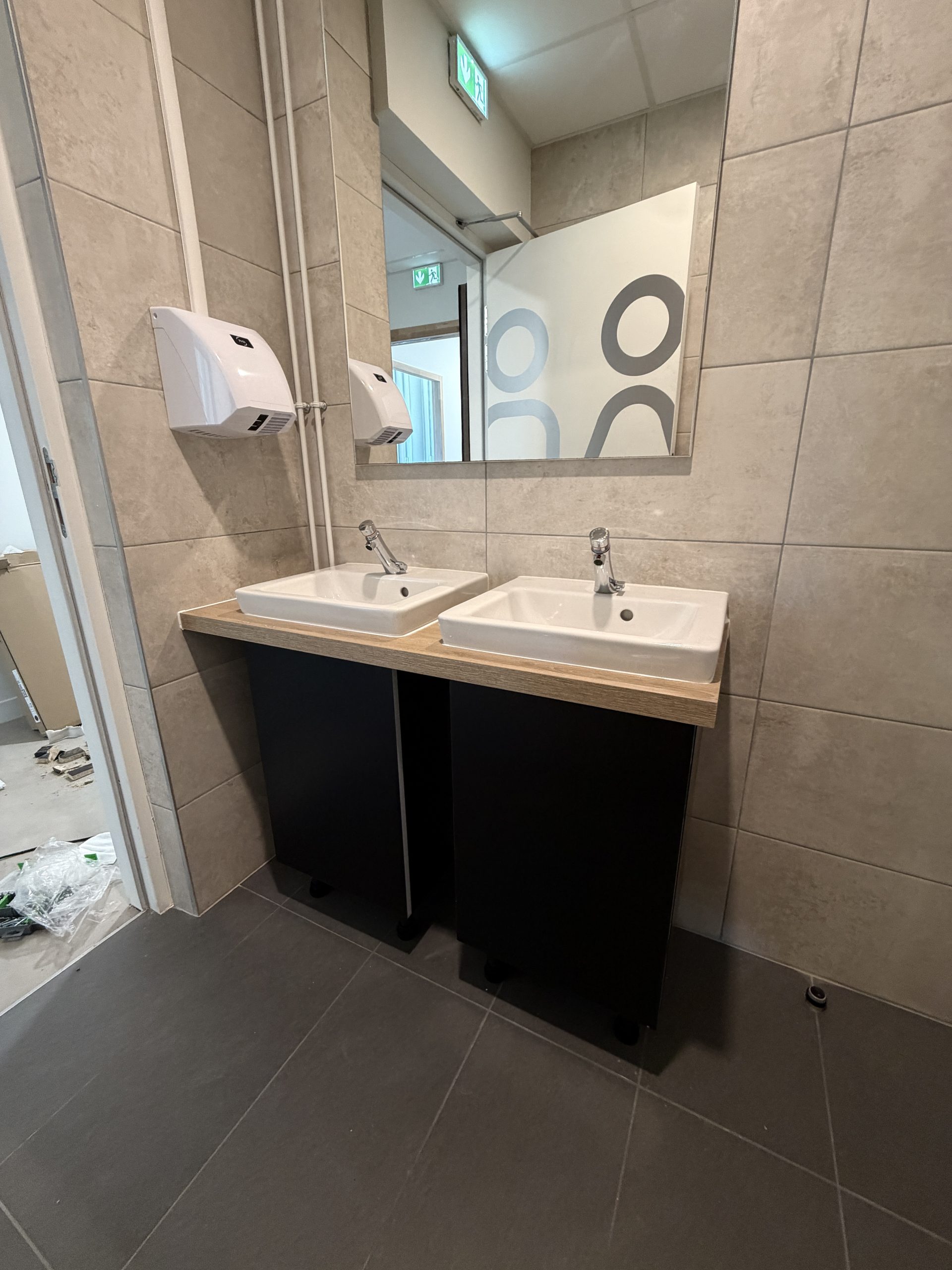 Sanitaire 1 terminé avec plan de travail sur-mesure