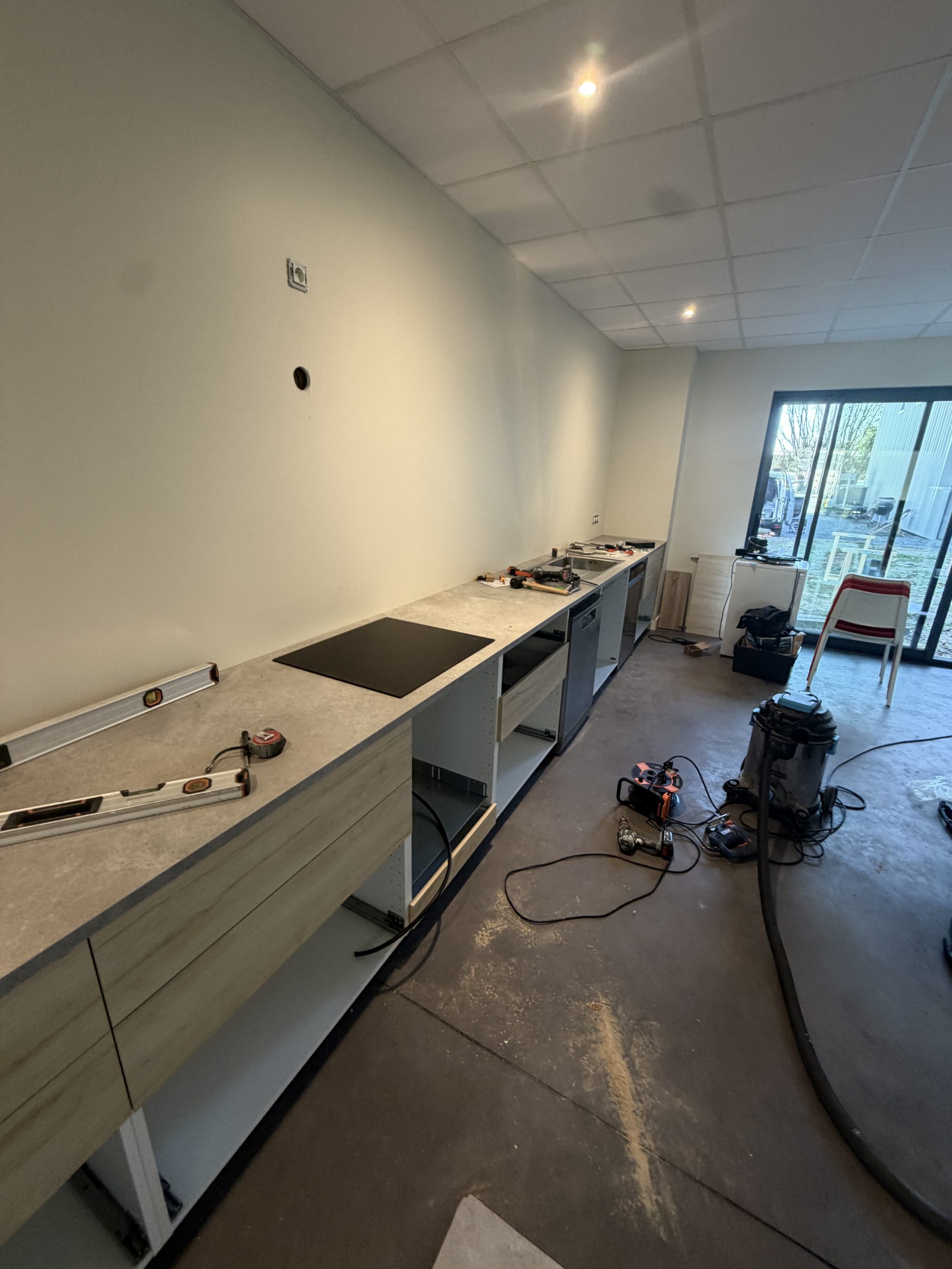Découpe du plan de travail pour la plaque de cuisson