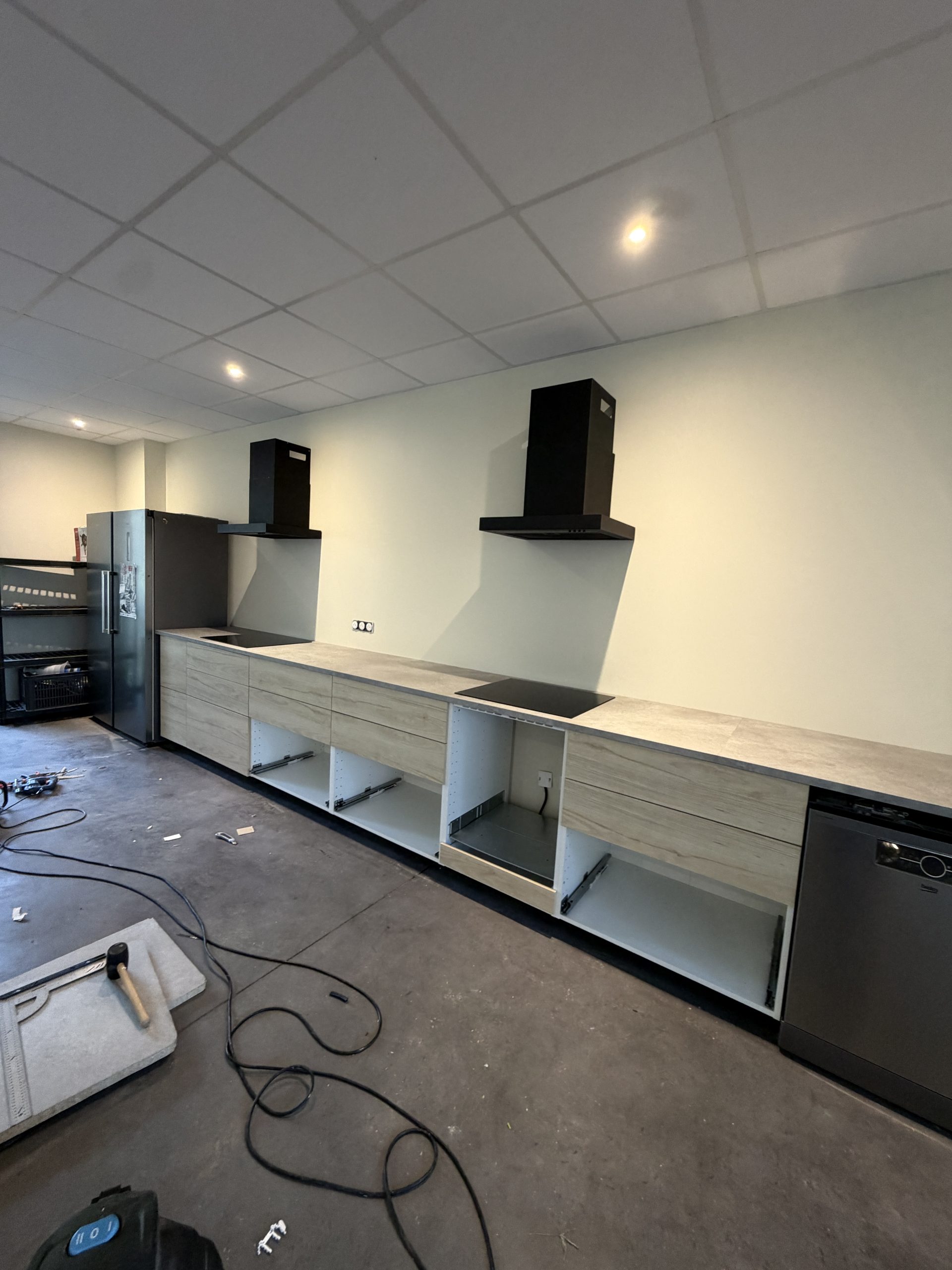 Finition du montage des hottes et des tiroirs manquants
