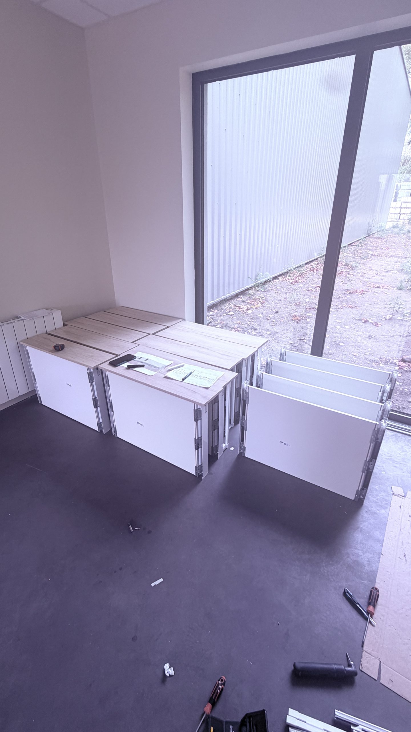 Montage des façades disponibles avant réception du plan de travail